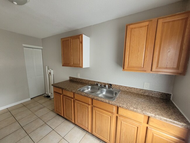Building Photo - $595 - 1 bedroom/ 1 bathroom - Duplex.