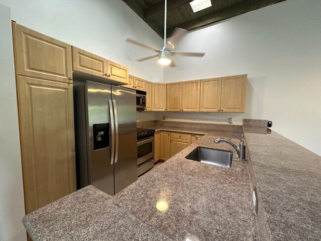 Foto del edificio - Upgraded 3 bedroom/2 bath townhome at Yach...