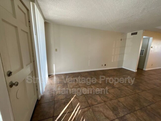 Foto del edificio - 6936 E 4th St