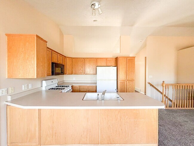 Foto del edificio - Spacious 5-Bedroom Home in Stansbury Park ...