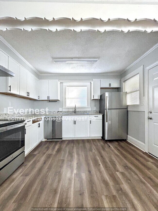 Foto del edificio - 8825 McClure Cir