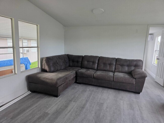 Foto del edificio - 933 Chandrika Pl