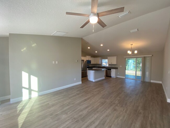 Building Photo - Available December 15th.....Custom Home - Desirable SE Ocala Neighborhood 3/2/2 **WON'T LAST**