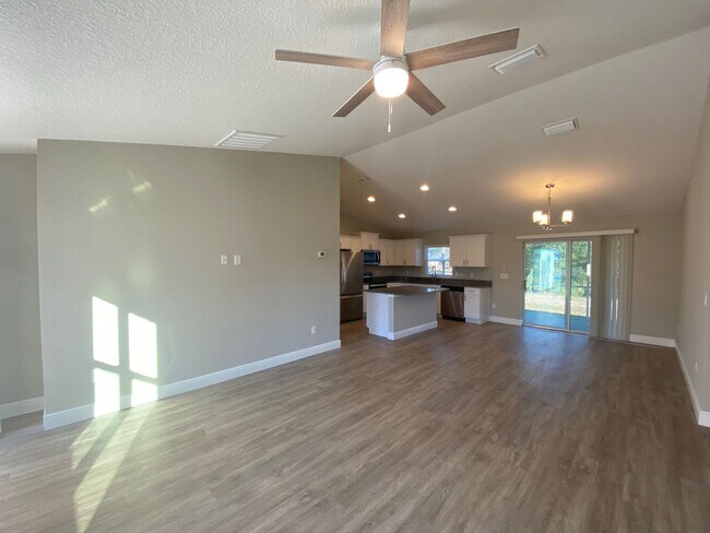 Foto del edificio - Available December 15th.....Custom Home - Desirable SE Ocala Neighborhood 3/2/2 **WON'T LAST**