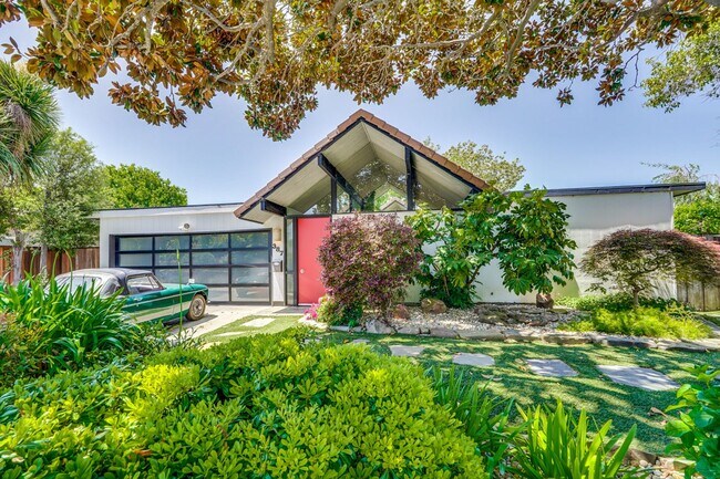 Foto del edificio - Gorgeous 4 Bed, 2 Bath Eichler in Sunnyvale