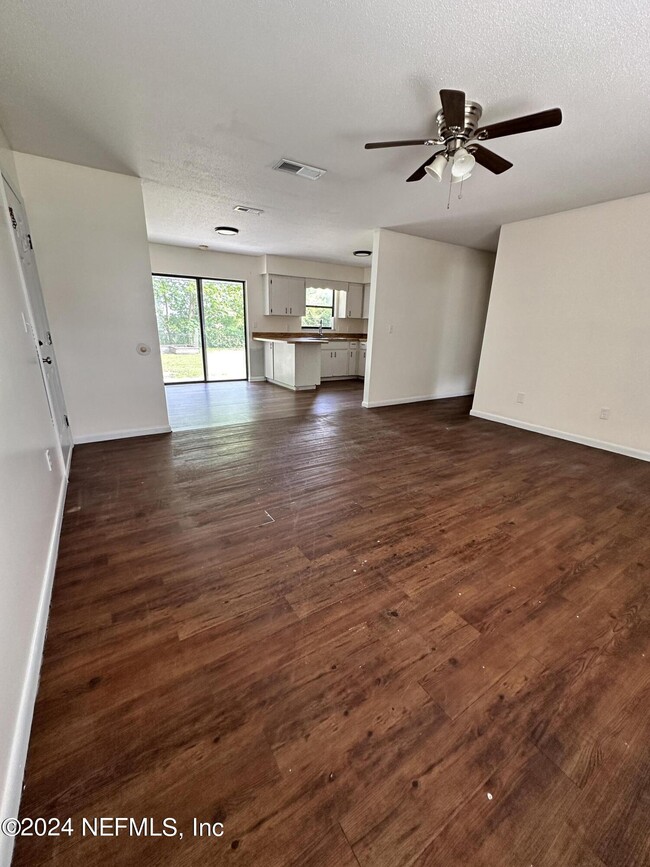 Building Photo - 671 SW Bird Ave