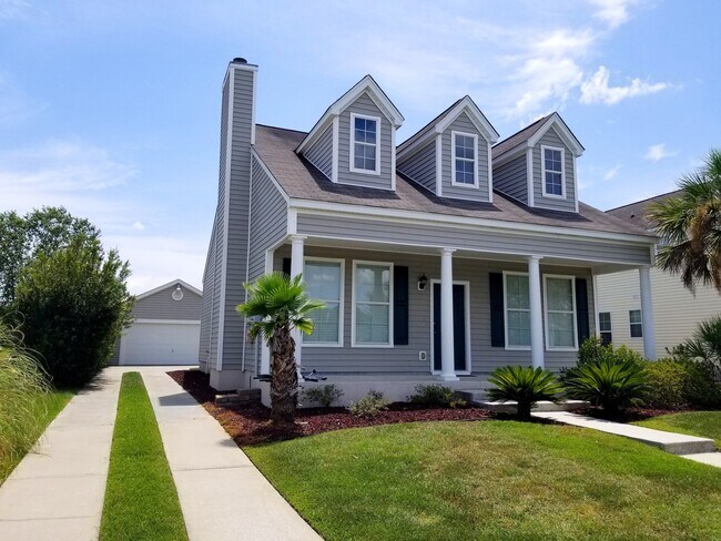 Building Photo - *Available Now** 4 bedroom, 2.5 bath home ...