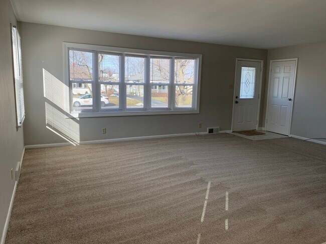 Building Photo - Nice Bungalow in Beech Grove with a Basement!