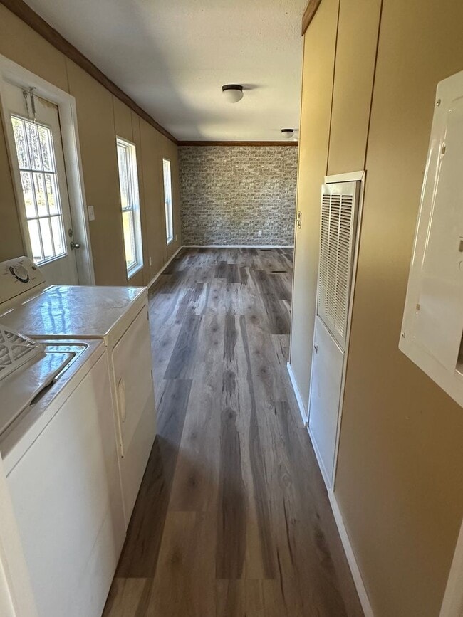 Building Photo - Country Living Charmer