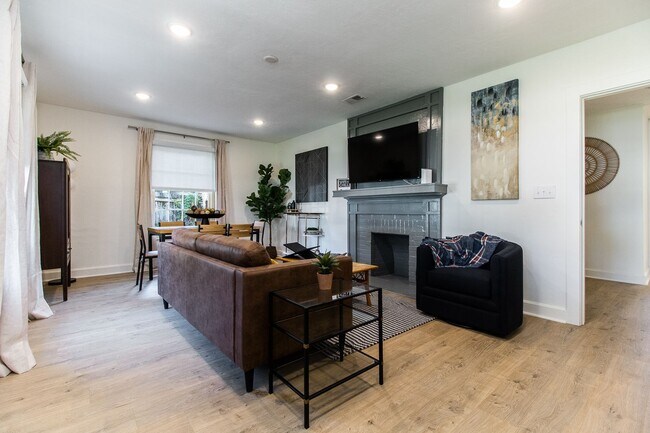 Building Photo - 919 SW 6th Ave - Fully remodeled & furnish...