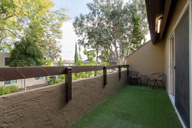 Building Photo - Beautifully Remodeled Condo with Epic Kitc...
