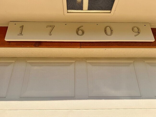 Foto del edificio - 17609 Gold Dr