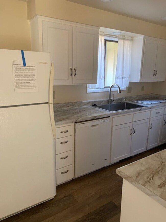 Building Photo - 4 bedroom ~ 1.5 bathroom House Located in ...