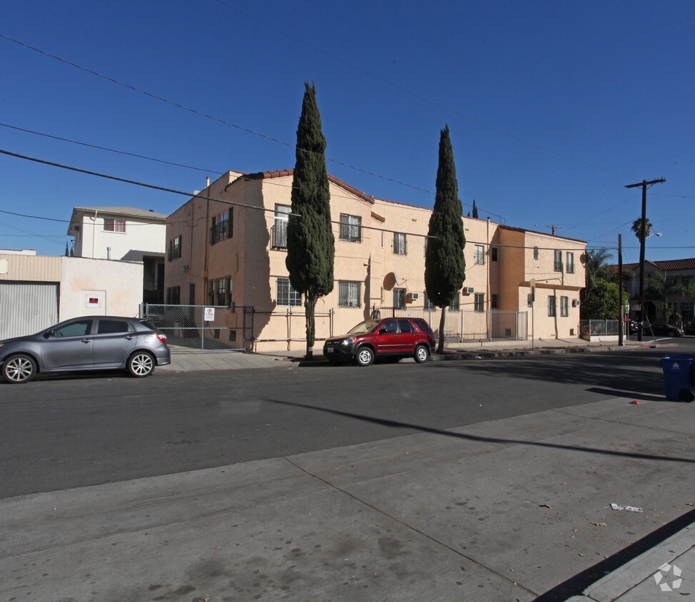 Foto del edificio - 1151 N Kingsley Dr