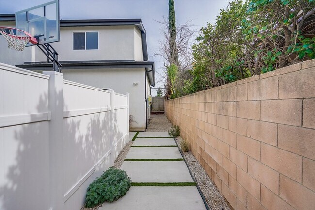 Foto del edificio - 7802 Owensmouth Ave