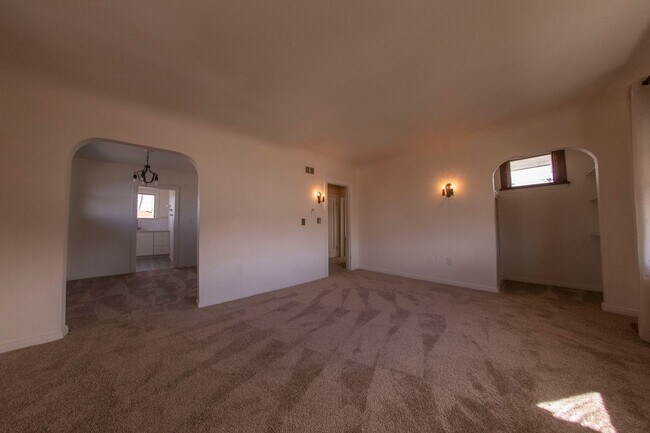 Foto del edificio - 2 BR/ 1BA unit in Hilcrest - Charming Upstairs Apt, A/C & Heat, tons of windows, updated Kit, ori...