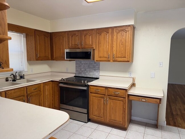 Building Photo - ALL PROSPECTIVE TENANTS MUST SUBMIT A $58 ...