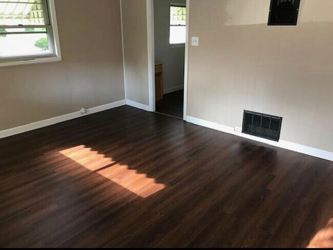 Building Photo - HOUSE...3 Bed 1 Bath