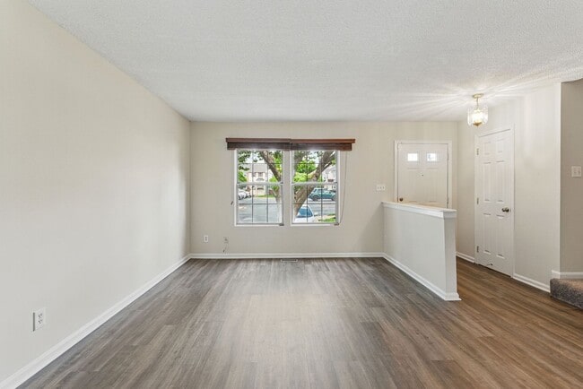 Building Photo - Charming 4-Bedroom Townhouse in Sought-Aft...