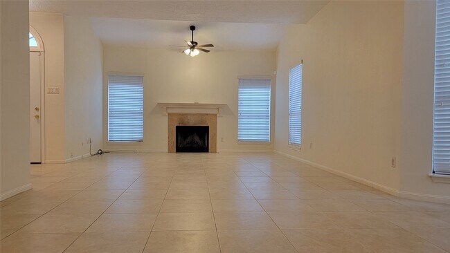 Foto del edificio - 800 Country Pl Dr