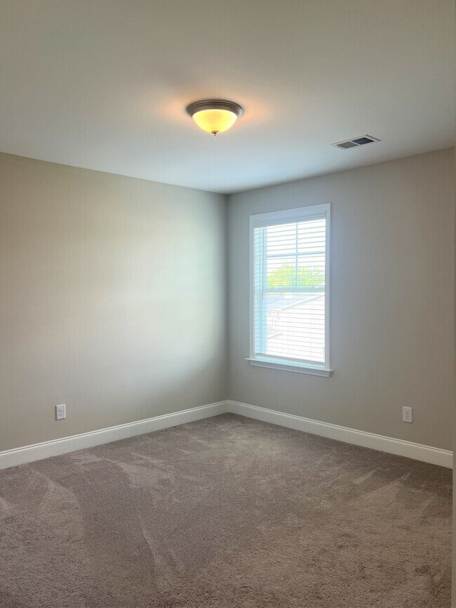 Building Photo - Available NOW - Stunning 4 Bedroom 2.5 Bat...