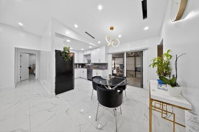 Foto del edificio - 849 Camellia Dr