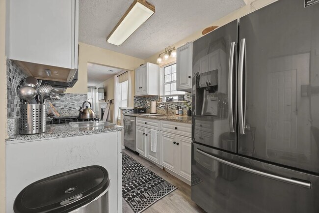 Building Photo - Room in House on Crestridge Ct