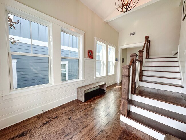 Foto del edificio - New, exclusive 3200 sq ft 4 bedroom/3.5bat...