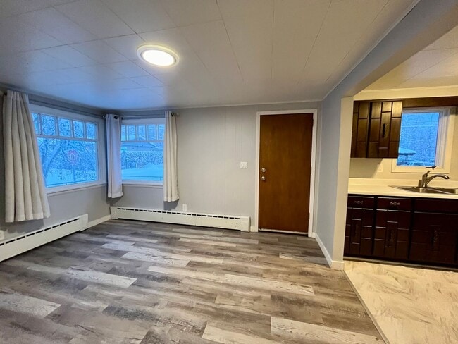 Building Photo - Dog friendly 2 bedroom home in town