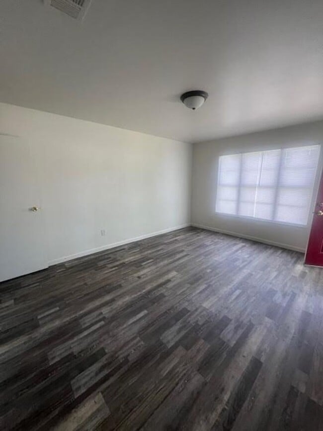 Foto del edificio - 3520 Pine Ave