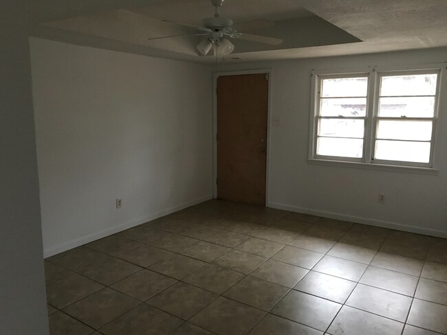 Building Photo - 5904 N Kent Dr