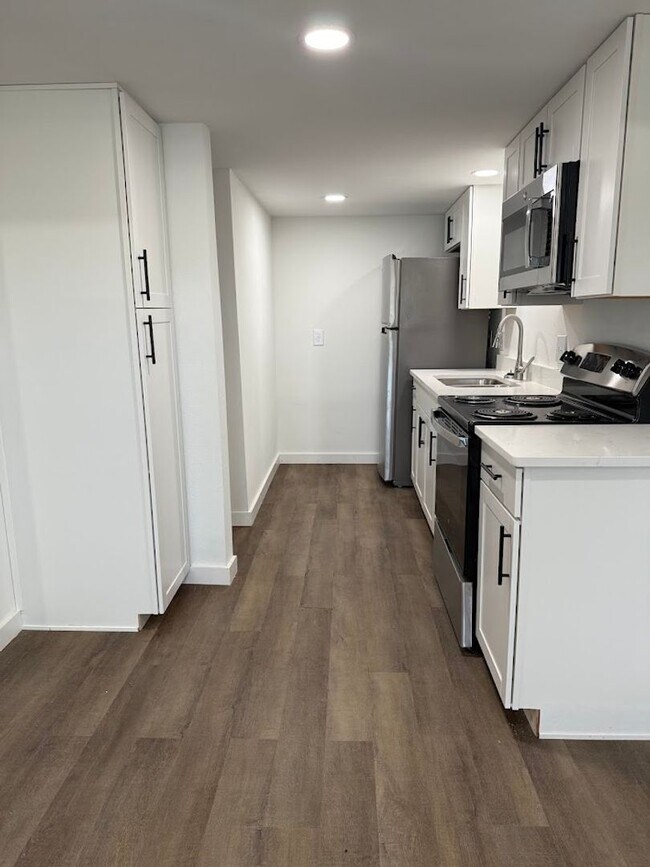 Building Photo - Remodeled Private San Pedro Square Studio