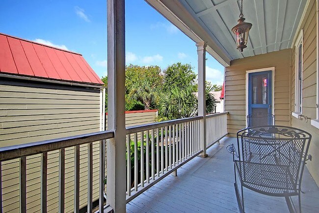 Building Photo - 16 Bogard St