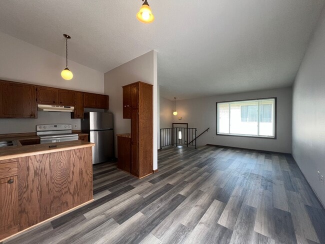 Foto del edificio - Spacious 2-Bed, 1-Bath Townhome with a Gar...
