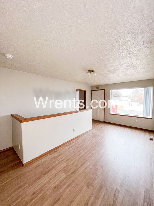 Building Photo - Spacious Duplex!