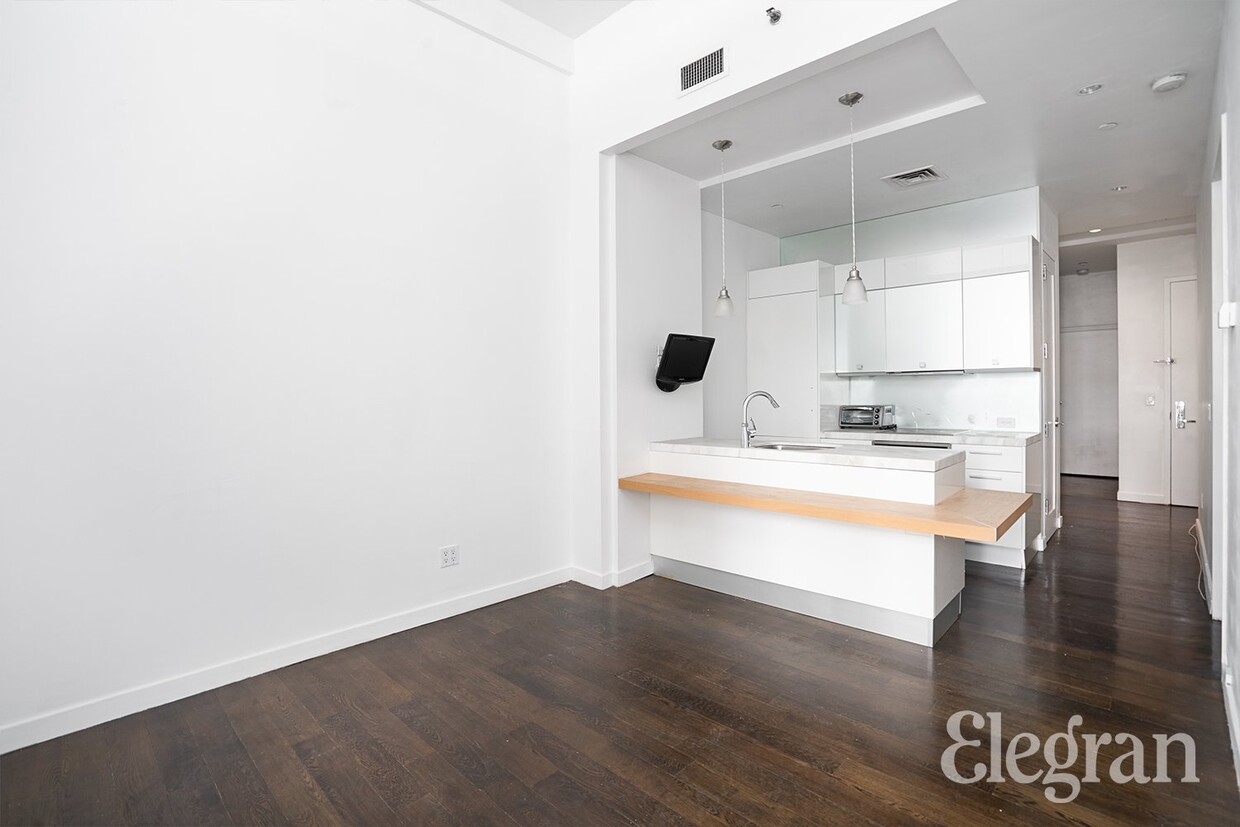 Primary Photo - 11 E 36th St