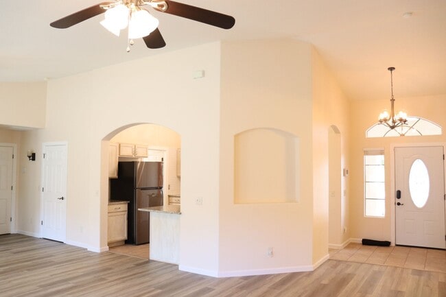 Building Photo - Three bedroom home in Canyon de Flores