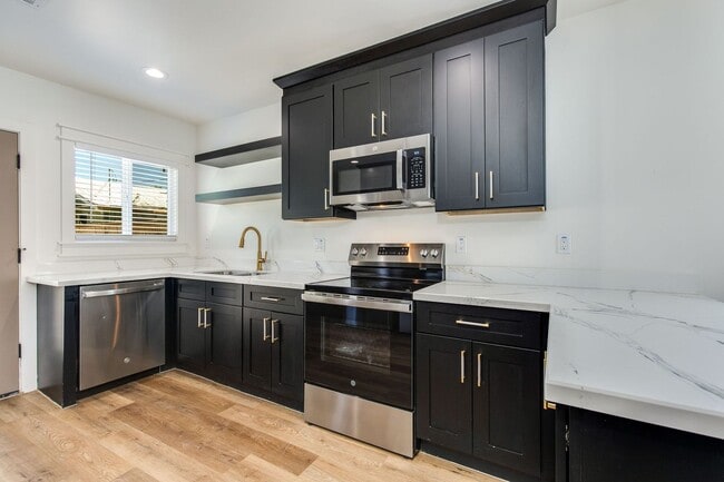 Building Photo - 1329