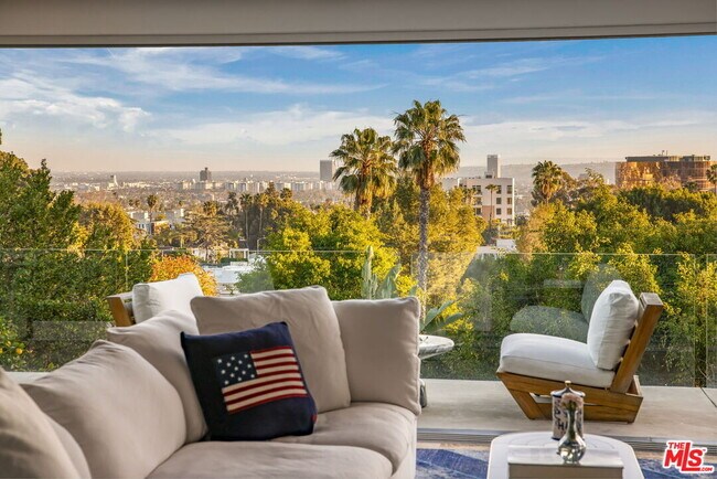 Foto del edificio - 7924 Hillside Ave