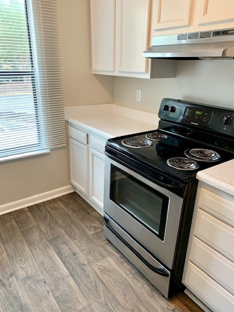 Cocina con electrodomésticos renovados - Amber Oaks Apartments