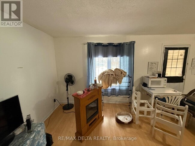 Building Photo - 2248 Laval Rd