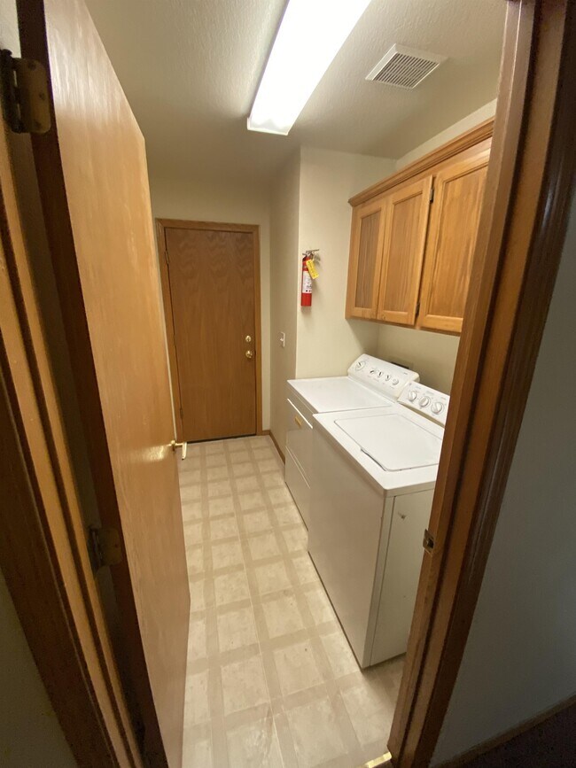 Foto del edificio - 1300 Silverado Ave