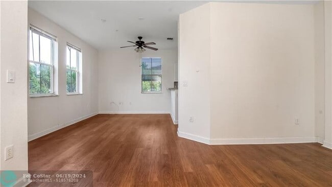 Building Photo - 100 Jacaranda Country Club Dr
