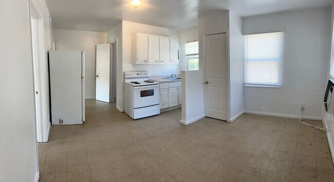 Foto del edificio - Cozy 2 Bedroom, 1 Bath Apartment in Charming Sarasota Duplex