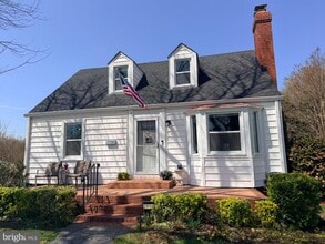 Building Photo - 2916 Meadow Ln