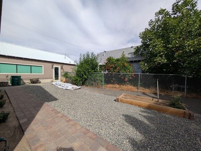 Building Photo - Gorgeous Orchards house with a SHOP!