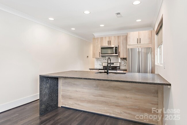 Foto del edificio - 1928 W Trade St