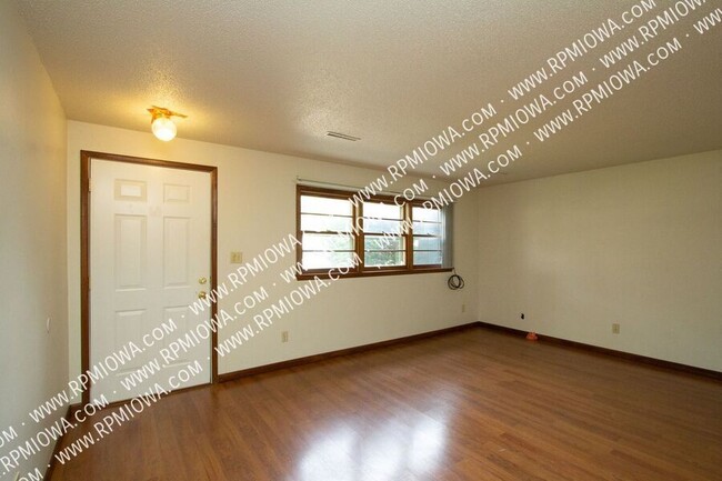 Foto del edificio - WEST AMES!! - 2 Bedroom, 1 Bath Duplex in ...