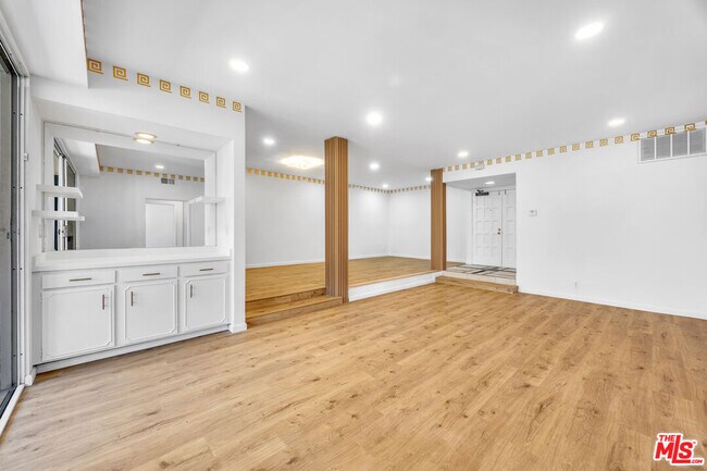 Foto del edificio - 14144 Dickens St