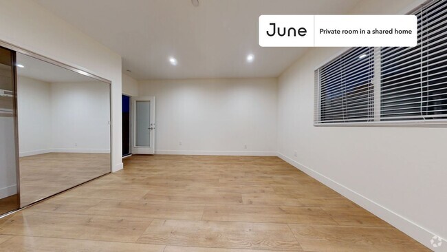 Building Photo - Private bedroom in 4 bed/4 bath Home
